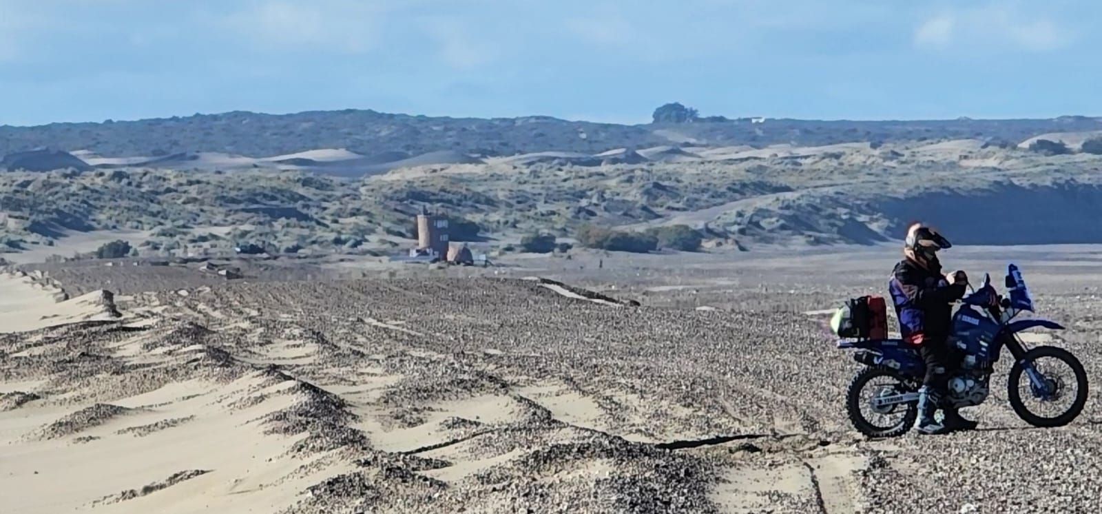 Motociclista con su moto de enduro en los médanos